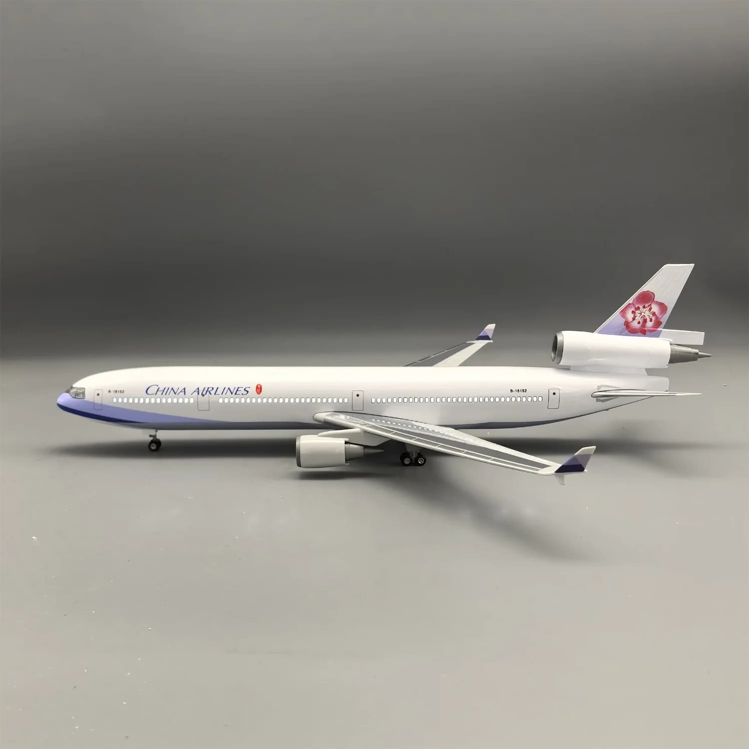 47 centimetri in scala 1:130 modello di aereo China Airlines MD11 aereo in resina pressofuso kit aereo con lampada a induzione e supporto decorazione da scrivania