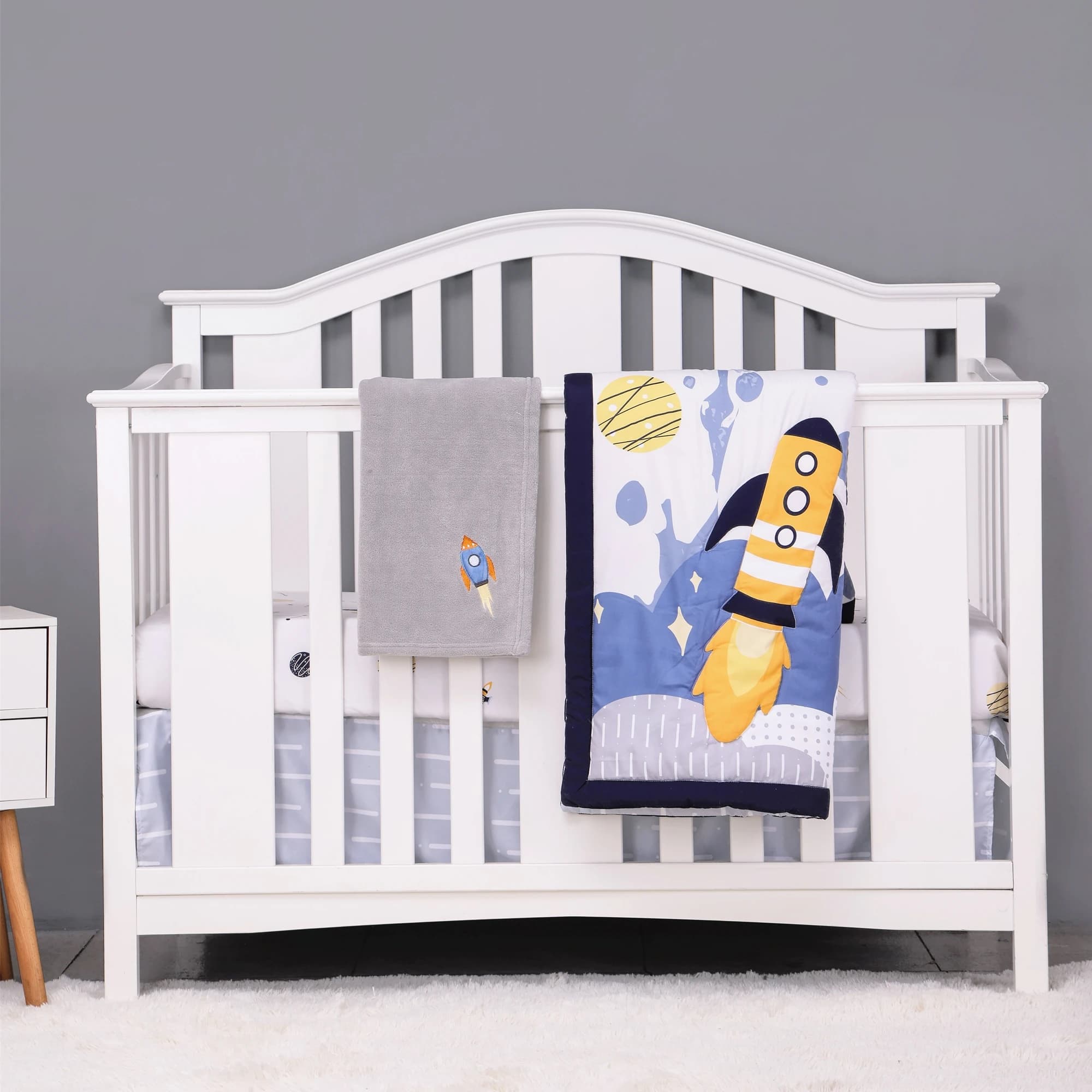 Set di biancheria da letto per culla per asilo nido da 4 pezzi, lenzuolo per culla neutro per dimensioni standard (lenzuolo con angoli per trapunta, gonna per culla)