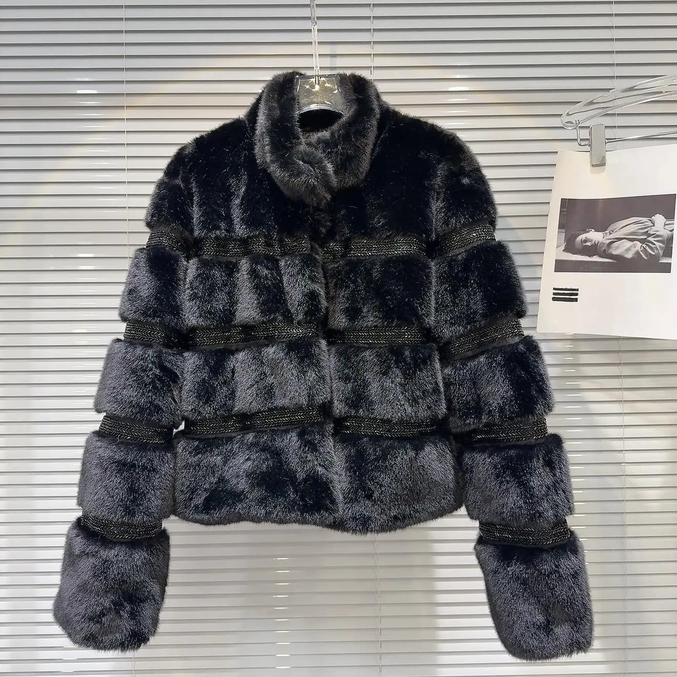 Elegante Cappotto Invernale 2026 da Donna con Collo in Pelliccia Sintetica e Dettagli a Diamante, Giacca Ecologica con Applicazioni a Spilla