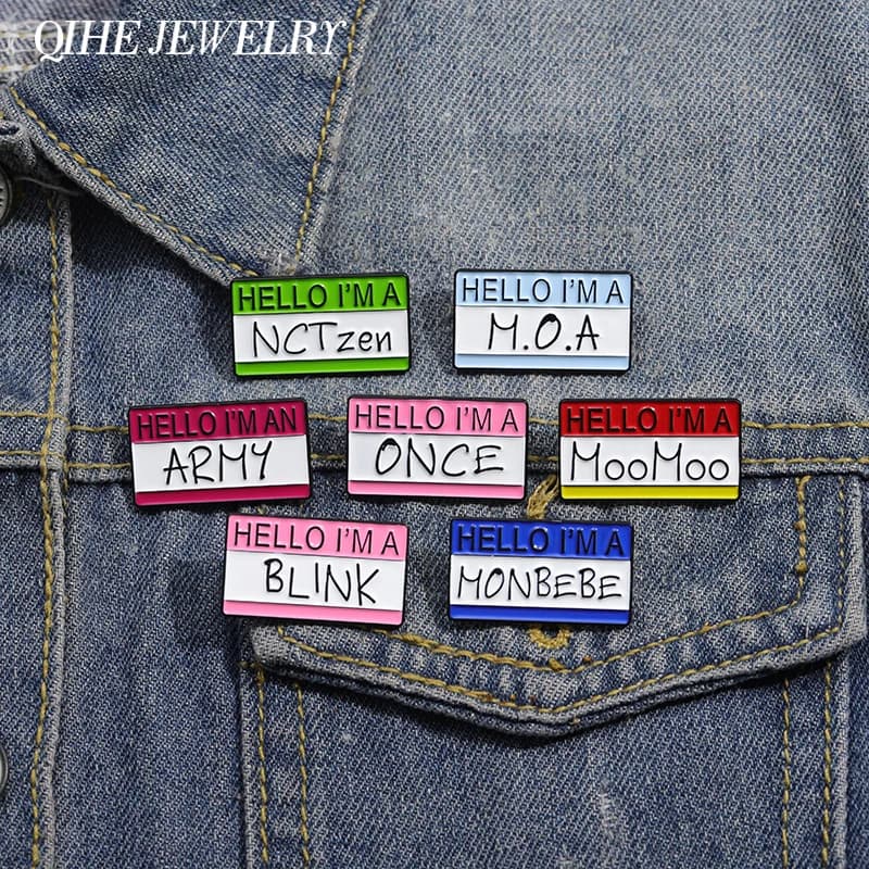 Ciao sono una spilla Spille smaltate Personalità personalizzata Scatola di dialogo sociale Spille in metallo Vestiti Distintivo da bavero Gioielli Regalo per gli amici