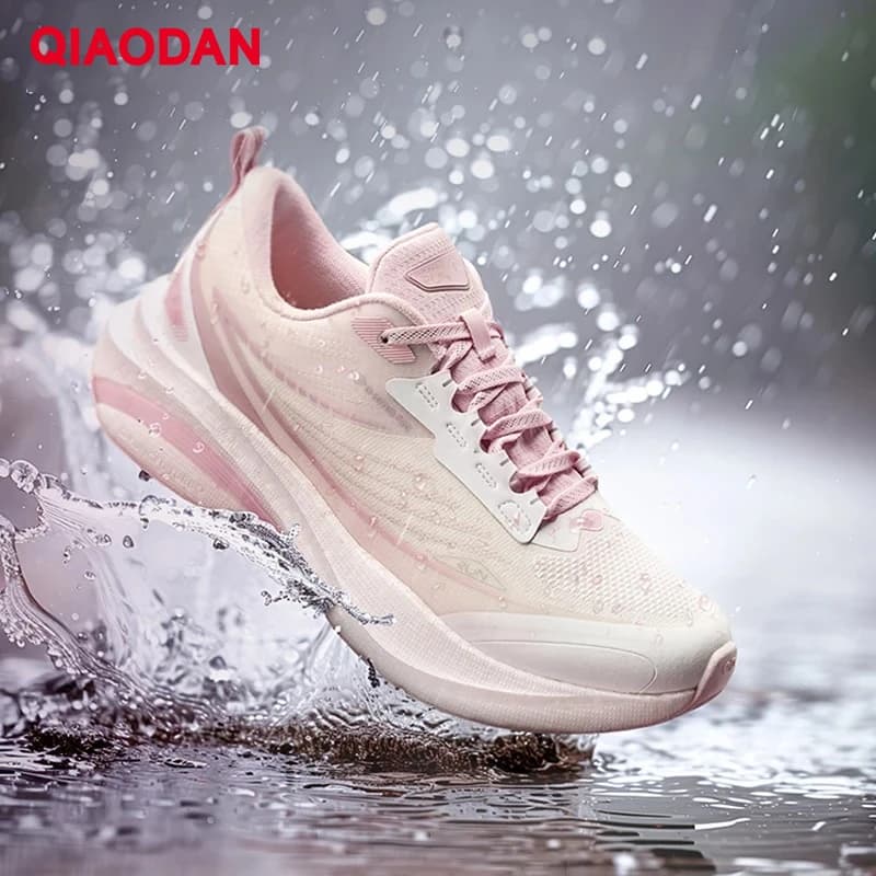 QIAODAN YuYan 4.4 Scarpe da corsa leggere da donna 2025 Scarpe da ginnastica ammortizzanti da trekking antiurto resistenti all'acqua QXB022244003