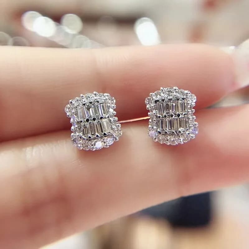 Nuovi orecchini di alta gamma con intarsi di diamanti, orecchini a scala quadrata alla moda per donna, brillanti e adatti per l'uso quotidiano.