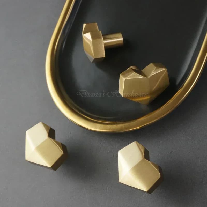 Manopola a forma di amore geometrica in ottone dorato Maniglie per porte dell'armadio da cucina di lusso leggere Manopole per cassetti e pomelli per mobili