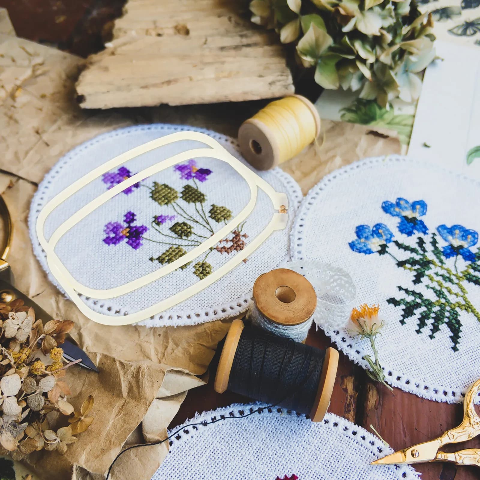 2Pcs Plastic Embroidery Frames Cross Stitch Hoops Adjustable Rings Needlework Craft Supplies DIY Handmade Embroiderer Tools