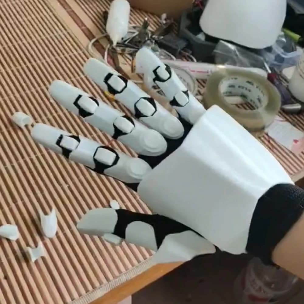 Guanti meccanici, realizzati in materiale PETG stampato in 3D, sono flessibili e hanno un look altamente meccanico. Adatto per cosplay.