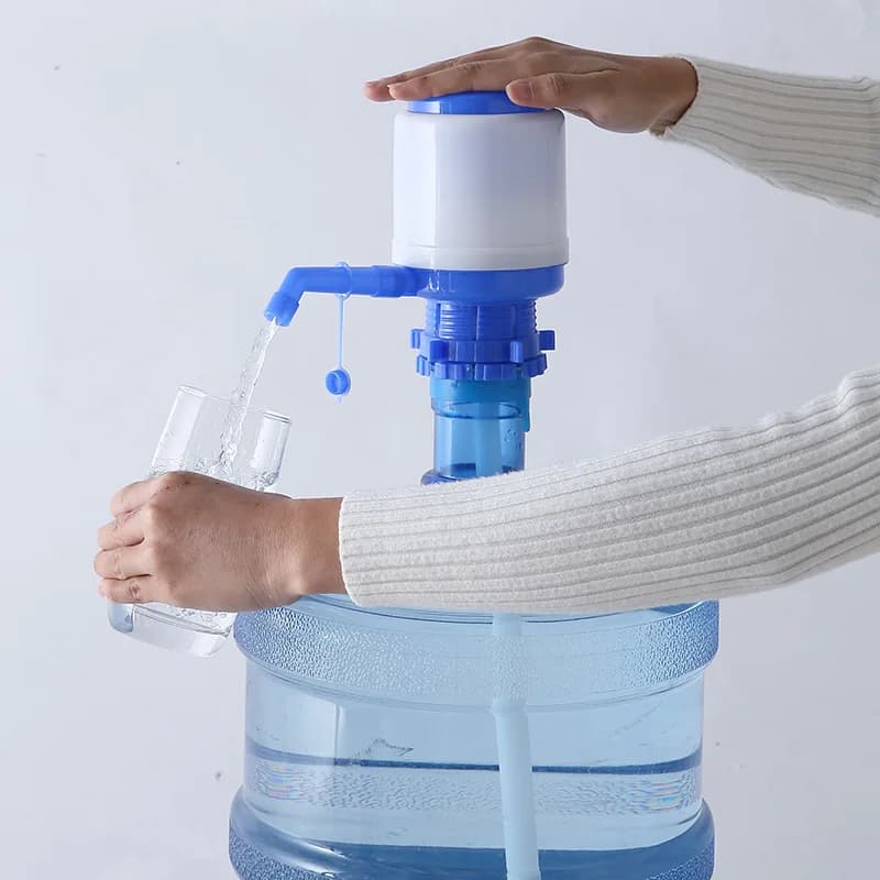 Pompa manuale a pressione per bottiglie d'acqua, pompa a pressione per fontanella, pompa per acqua con tubo extra corto BHL469-FRO