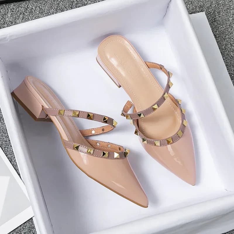 2025 Estate Nuovo tacco medio a punta grandi mezze pantofole borsa da donna testa esterna rivettata pelle laccata scarpe di supporto fresco