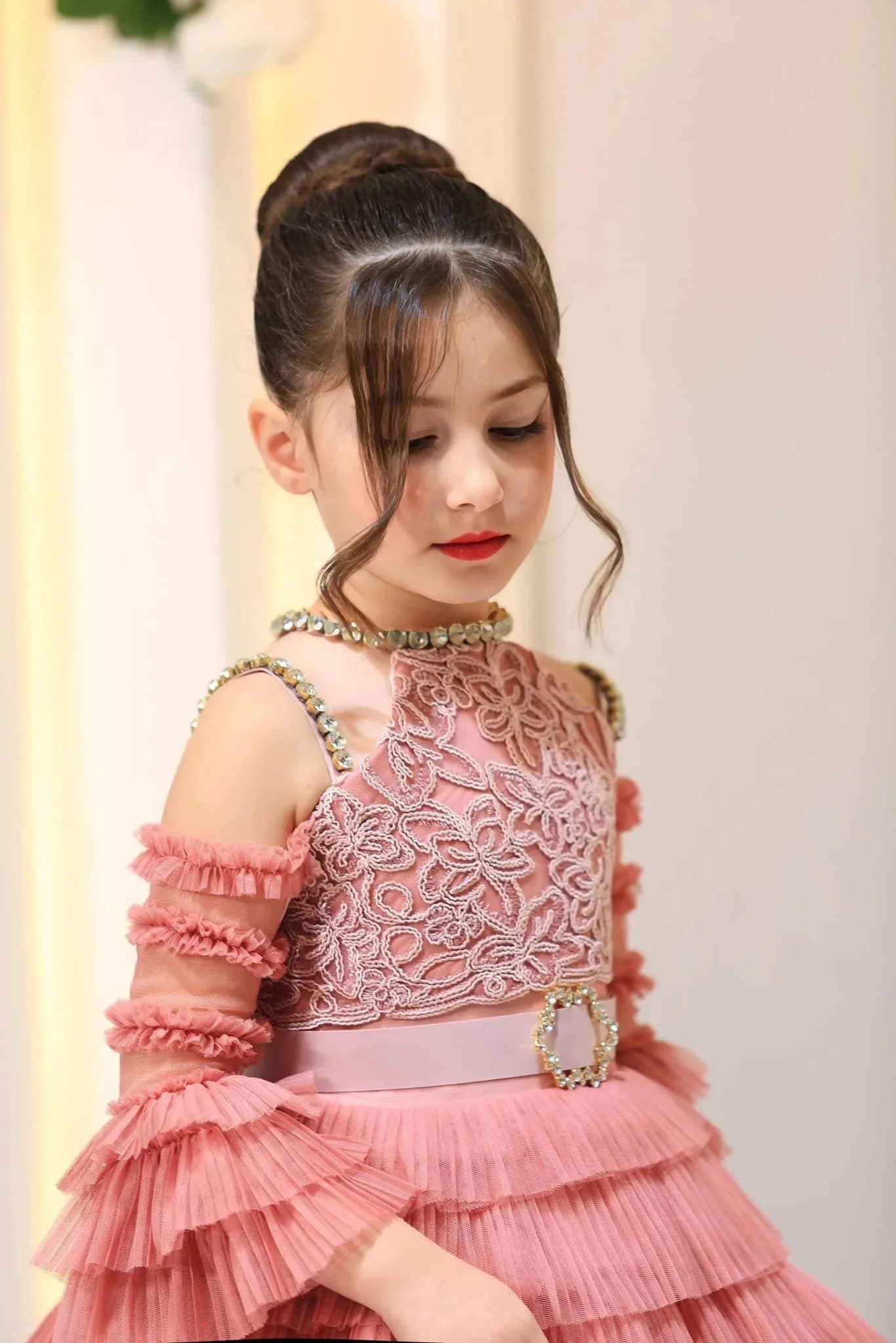 Abiti da damigella d'onore personalizzati con applicazioni in pizzo, abiti da cerimonia per bambine con spalle scoperte, lunghezza al ginocchio, per compleanno e concorsi di bellezza