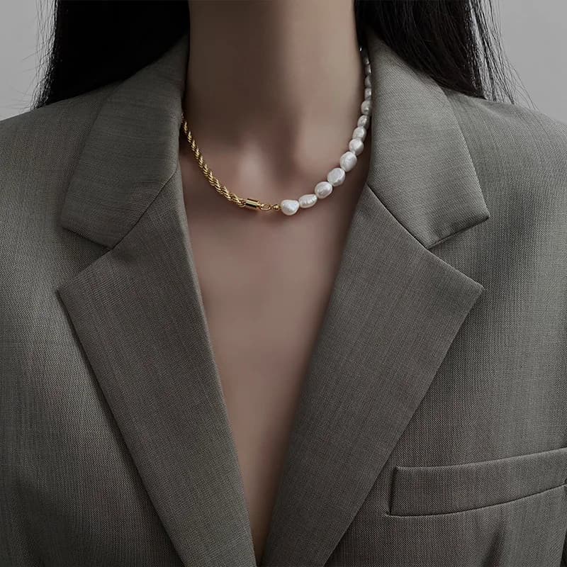 Collana di Perle Barocche Vintage da Donna, Design di Nicchia di Lusso Leggero, Stile Distintivo con Cuciture