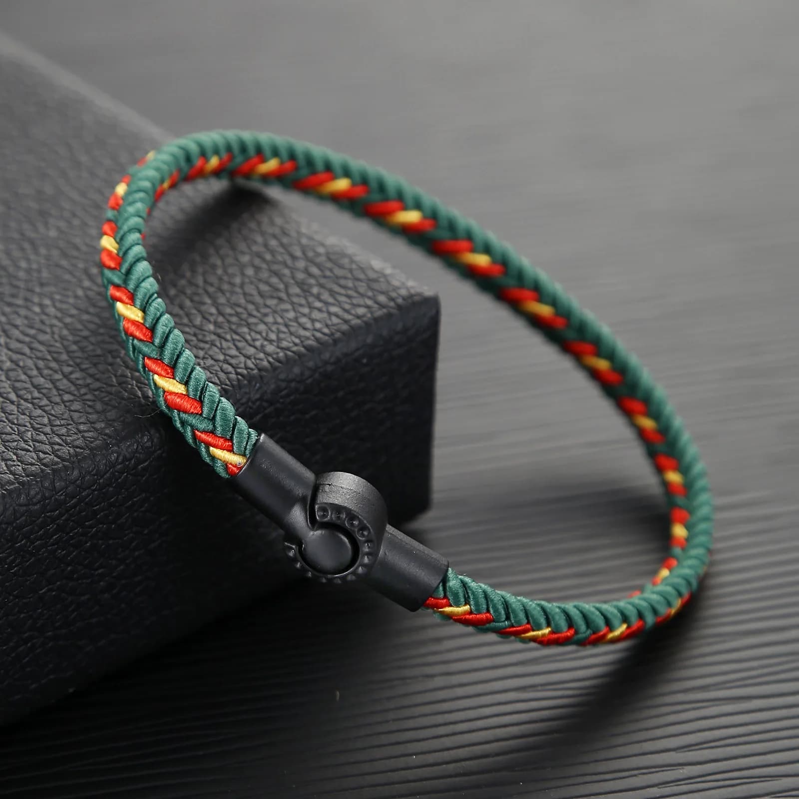 Braccialetto dell'Amicizia Intrecciato Regolabile per Uomo e Donna - Bracciale in Corda Intrecciata a Strisce Verdi, Rosse e Gialle con Chiusura di Sicurezza, Stile Casual Boho