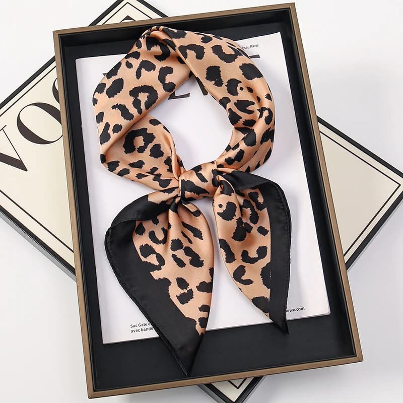 2025 Scarf with new fashion leopard print for women Silk scarves light 70x70 cm Elegant shawl with animal pattern Bandana