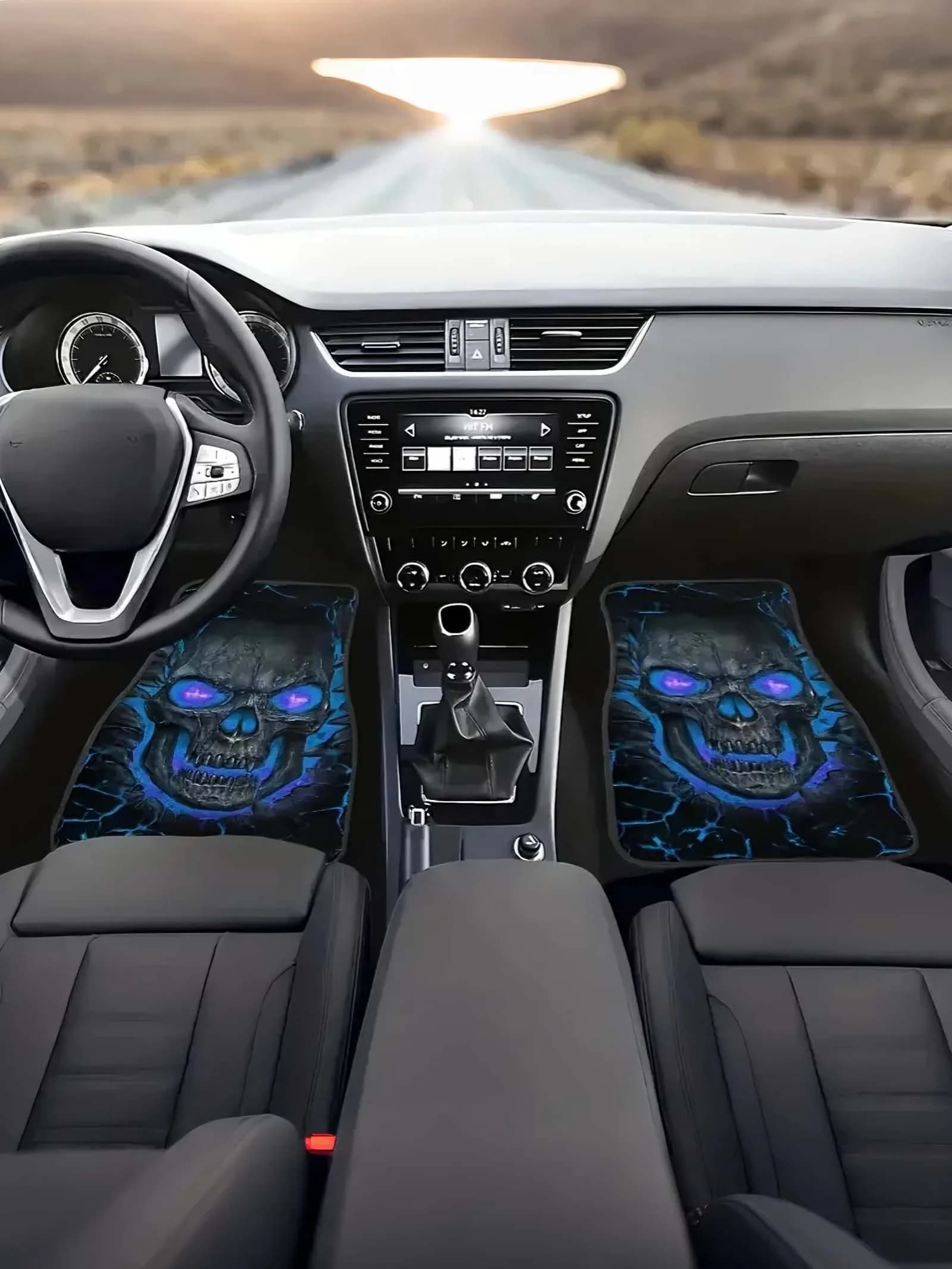 Set di tappetini per auto in 4 pezzi con motivo teschio: realizzato in materiale poliestere antiscivolo e assorbente per l'acqua, adatto a tutti i modelli di veicoli