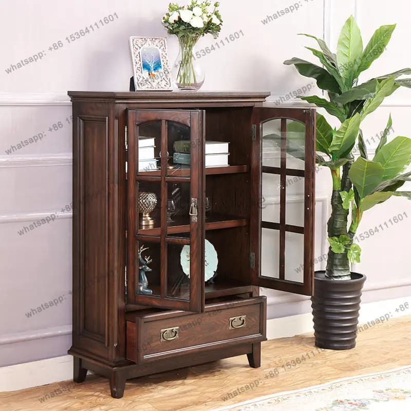 Semplice mobiletto americano per vino in legno massello con doppia anta in vetro