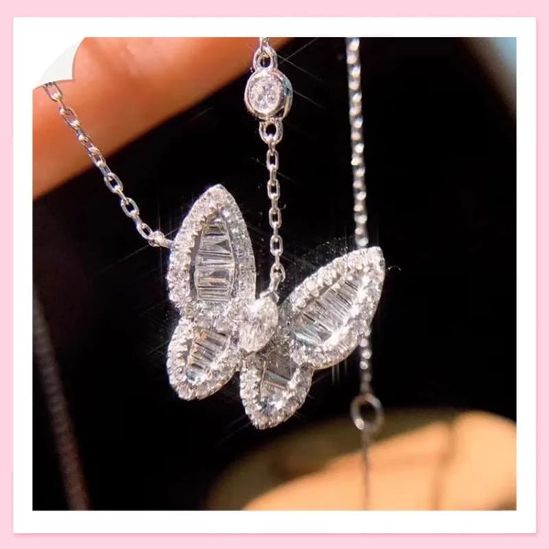 Collana Farfalla Super Elegante e Raffinata da Donna, Design di Lusso di Alta Gamma, Ciondolo con Diamanti Pieno di Stile, Modello F