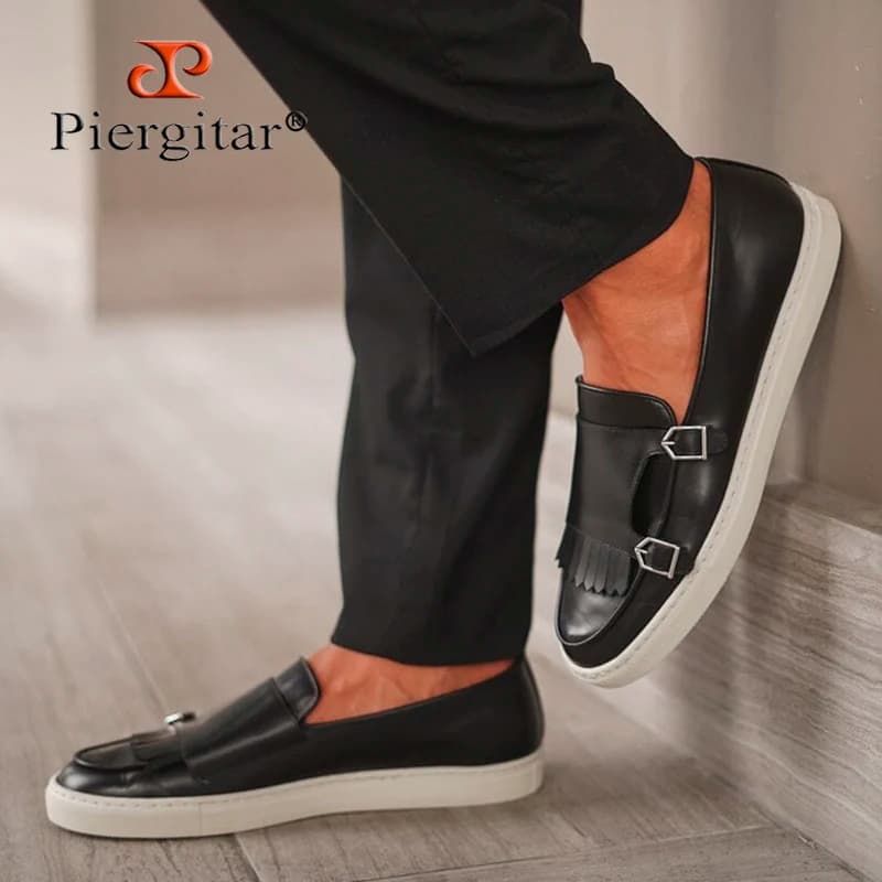 Piergitar 2024 Sneakers da uomo Slip-On a doppio monaco in stile belga spazzolato a mano nero con frange e fibbie in metallo scheggiato