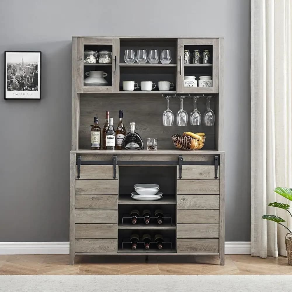 Mobile Bar Alto Grigio con Ante Scorrevoli Stile Barn Door, Credenza da Cucina, Portabottiglie e Portabicchieri per Sala da Pranzo