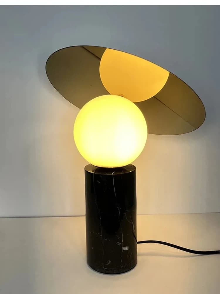 Lampada da tavolo in marmo nordico Comodino per camera da letto di lusso di fascia alta Decorazione interna creativa Lampada da scrivania a LED di arte semplice alla moda