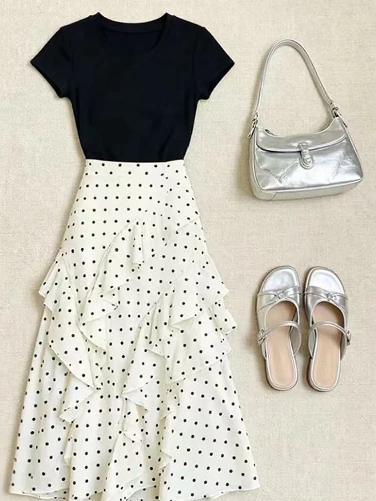 Set gonna e top asimmetrici a pois neri estivi a maniche corte, outfit con gonna a mezza lunghezza in stile coreano alla moda da donna