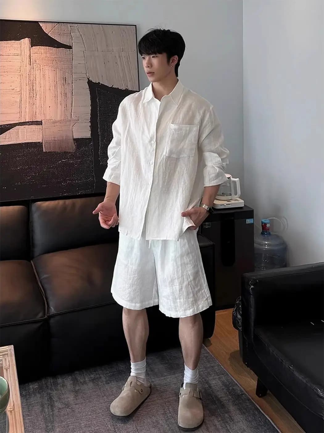 Completo da uomo primavera/estate: camicia bianca a maniche lunghe con risvolto e pantaloncini a vita elasticizzata, stile casual francese, 2 pezzi