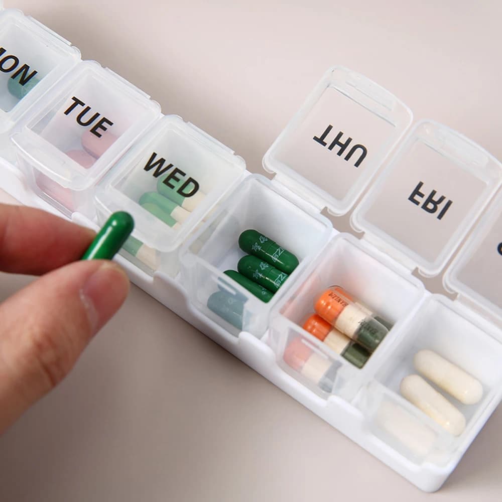 Weekly organizer for pills, daily pills for 7 days, easy to open, container for medicines with screen printing and transparent cover for vitamins