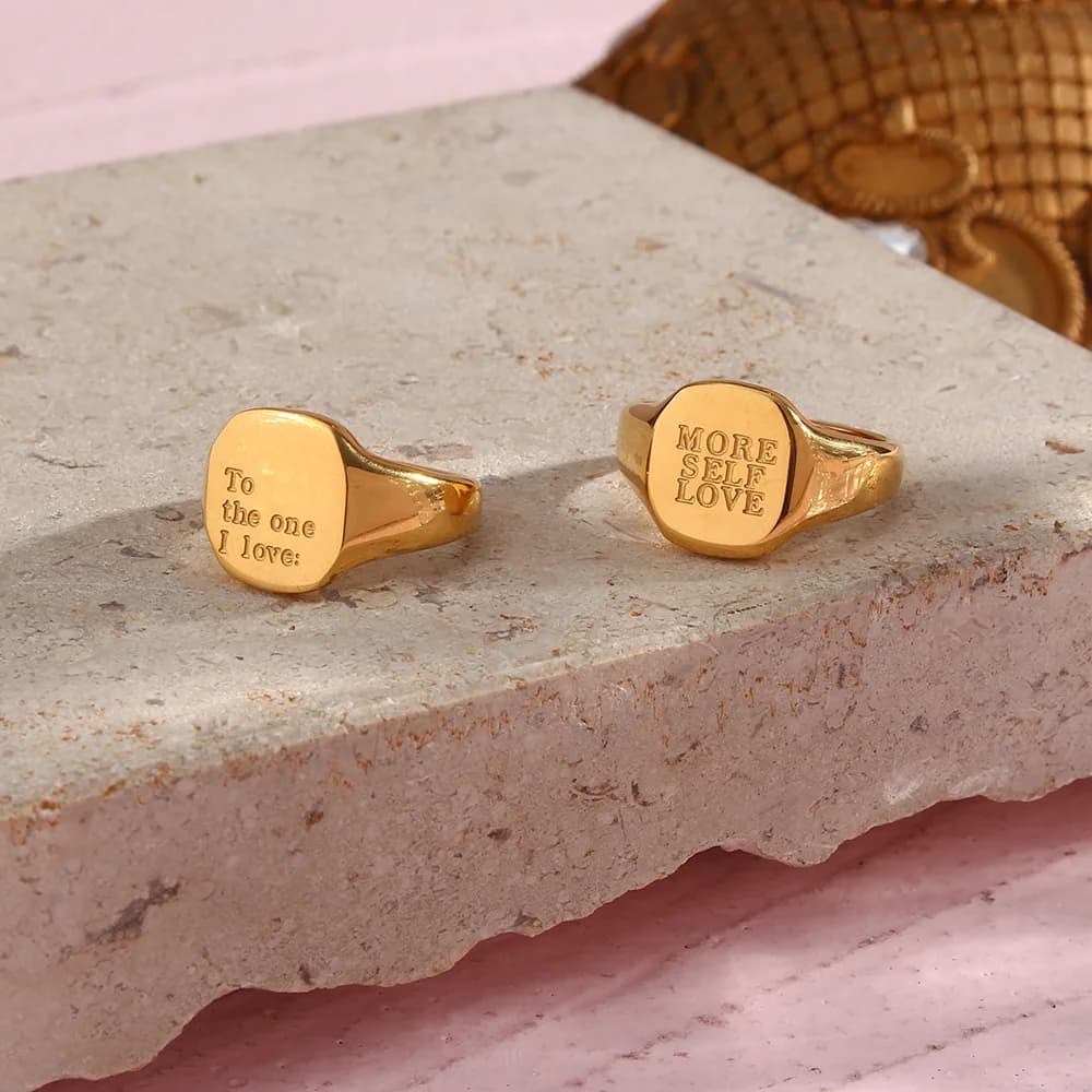 2022 nuovo messaggio di incisione gioielli regalo lettera minimalista parola Suqare anello in acciaio inossidabile anello in oro resistente all'acqua per le donne