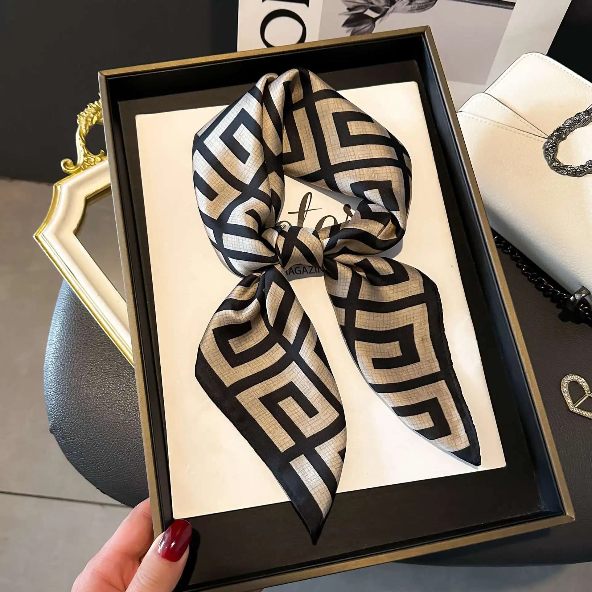 Foulard Quadrato in Seta da 70 cm di Lusso alla Moda, Sciarpa da Donna in Raso, Fascia per Capelli, Bandana, Sciarpa per la Testa, Sciarpa Avvolgente, Hijab