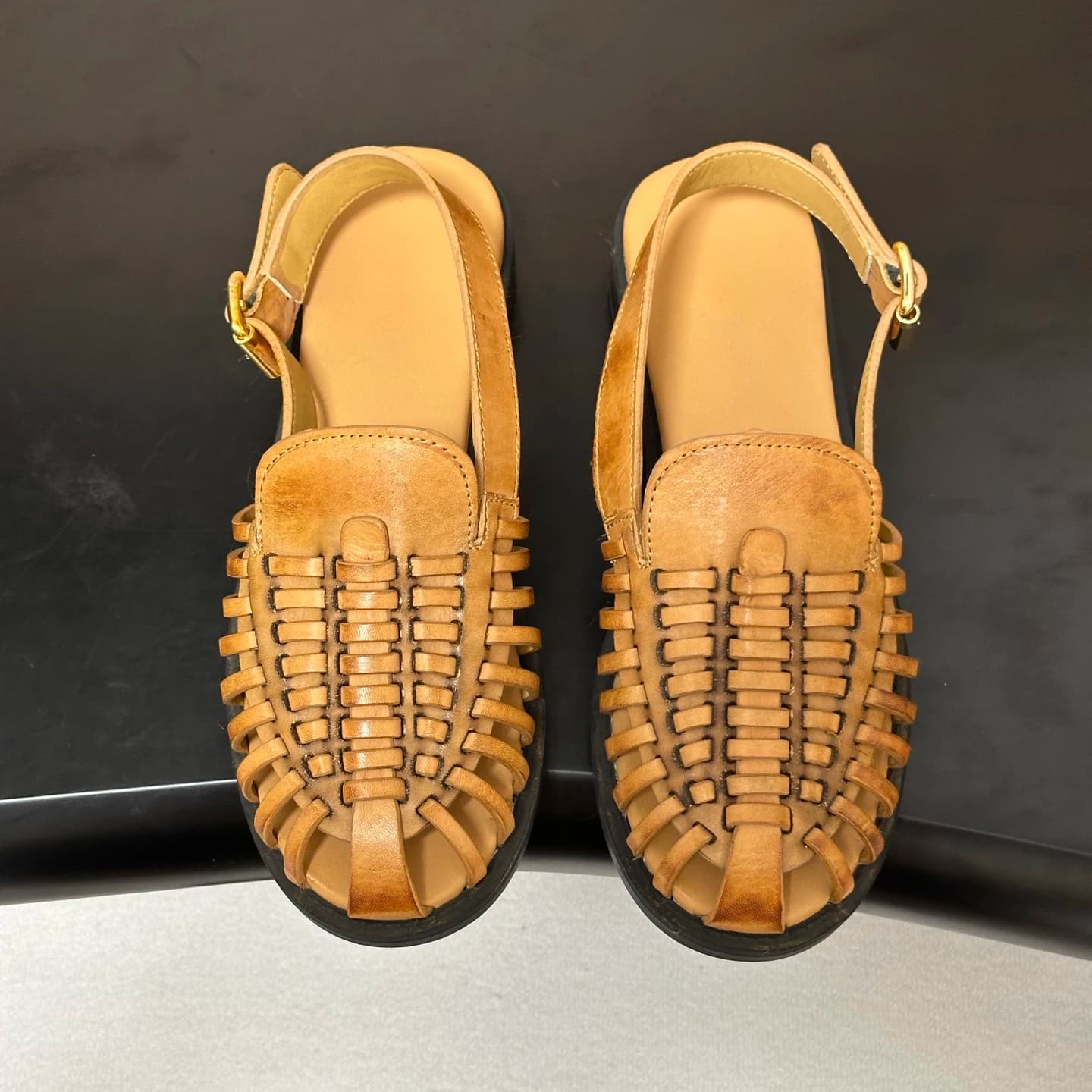 Sandali da donna in pelle intrecciata traforata, stile pescatore, con cinturino avvolgente alla caviglia, morbidi e confortevoli, con fodera in morbida pelle di agnello.
