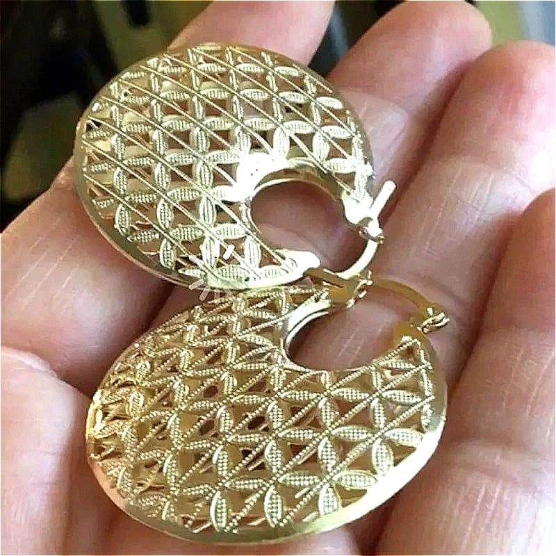 Orecchini a cerchio rotondi con design scavato stampato vintage placcato in oro per le donne Accessorio per gioielli per banchetti per feste intagliati a mano