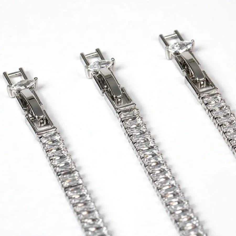 Bracciale tennis con cristalli taglio baguette da donna — Design delicato ispirato ai fiori, ideale per occasioni casual e formali