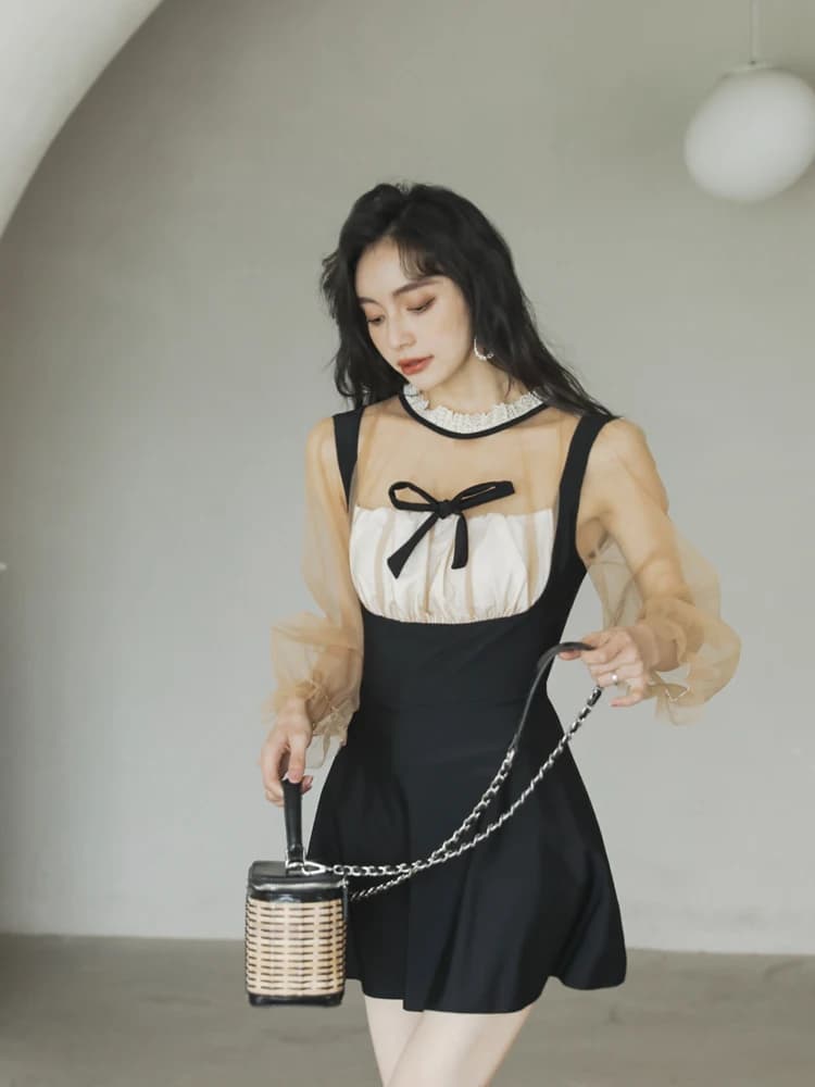 Costume da bagno intero da donna modello nuovo con maniche lunghe in pizzo, stile vestito, che copre e modella la figura