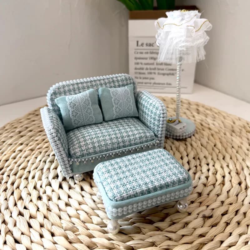 Mobili in Miniatura per Casa delle Bambole 1/12, Scena Soggiorno, Divano a Due Posti a Quadretti Blu, Tavolino Quadrato, Lampada da Scrivania