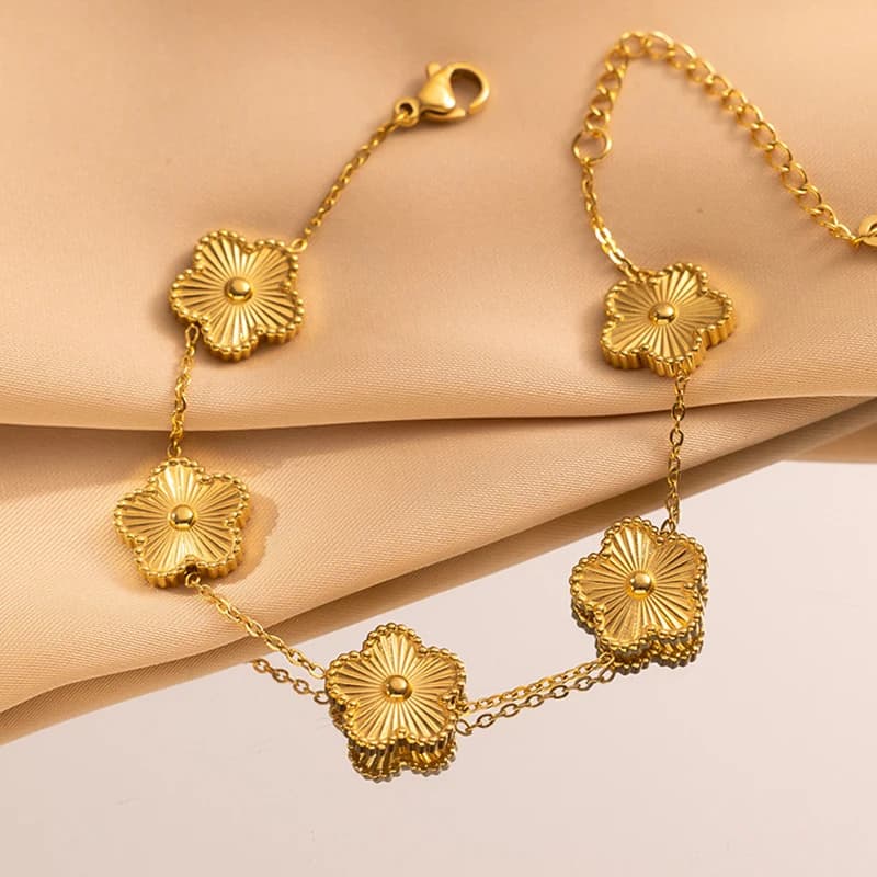 Braccialetti in acciaio inossidabile con fiori alla moda per le donne Bracciale in metallo color oro alla moda Festa di compleanno Gioielli romantici carini quotidiani