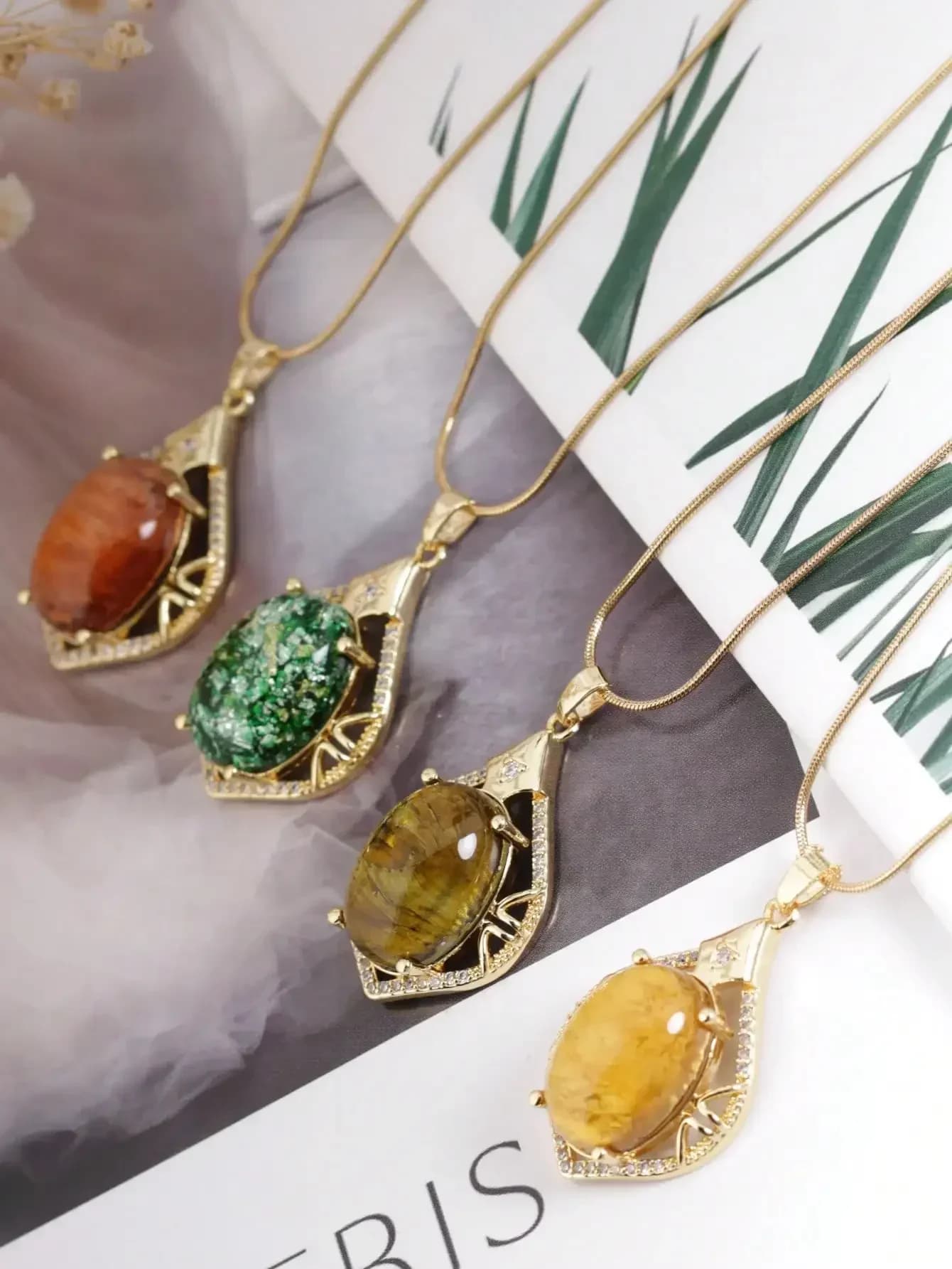 Collana in Acciaio Inossidabile a Forma di Foglia con Scritta 'Leaf Knows Autumn', Lussuoso Ciondolo a Goccia in Ambra Placcato Oro 18K, Disponibile in 4 Colori, Adatto per Donna