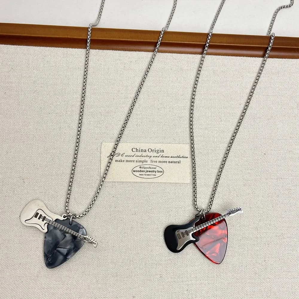 Collana con ciondolo plettro per chitarra hip-hop Collana in acciaio inossidabile con catena per chitarra alla moda Girocollo Punk Coppia di catene per maglione per chitarra elettrica vintage