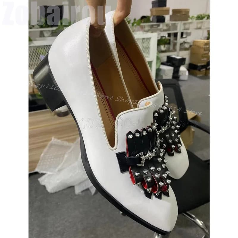 Rivetti in metallo Nappe nere Mocassini con punta quadrata bianca Moda Slip On Scarpe da uomo Scarpe eleganti da uomo fatte a mano di lusso per feste da ufficio
