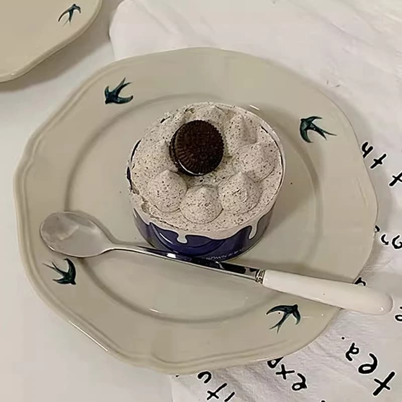 Piatto da pranzo in ceramica Yangu da 1 pezzo, vassoio Yangu semplice e creativo, piatto da dessert per torta di rondine blu, adatto per stoviglie creative per ristoranti, piatto per torta del negozio di dolci, piatto per la decorazione della casa, regalo, piatto per il tè pomeridiano