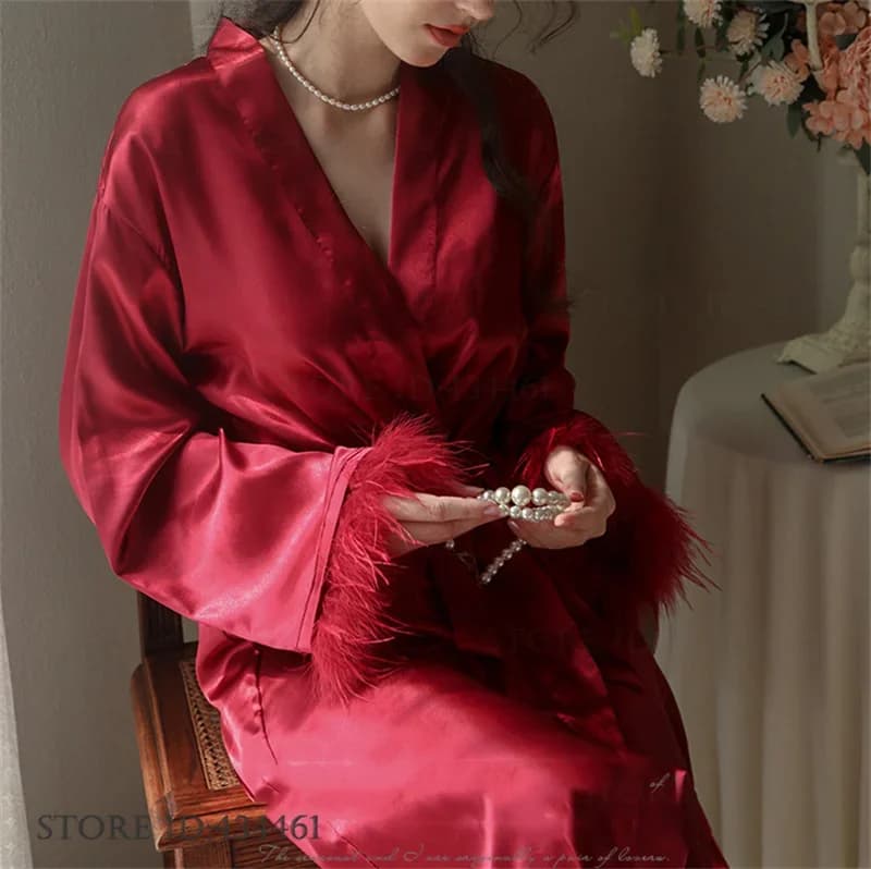 Polsini di piume bordeaux Abito da sposa Abito da notte femminile Camicia da notte in raso di seta Kimono Accappatoio Abito allentato Homewear Lingerie