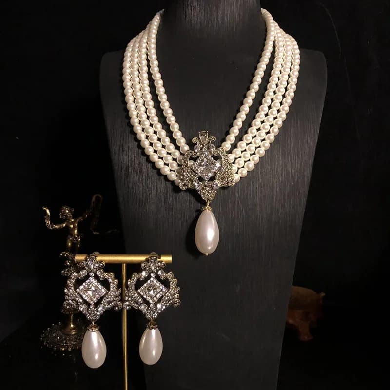 Collana di perle multistrato stile palazzo vintage Orecchini con pietre preziose Clip per orecchie Set di gioielli con catena per maglione per le donne