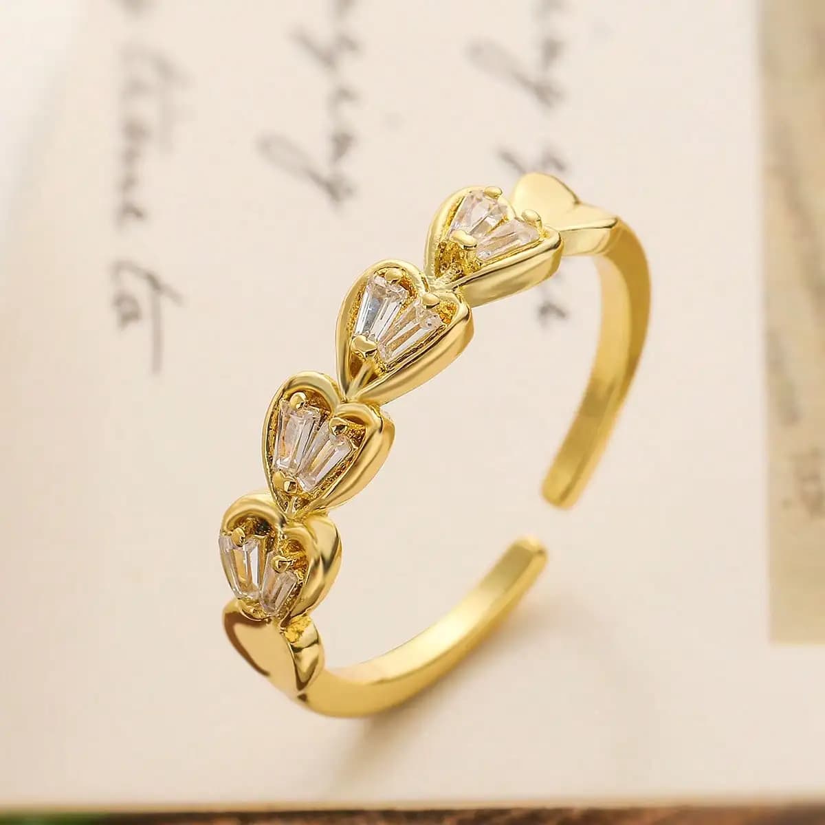 Lady's Golden Heart-Shaped Ring Set with Zirconia, A Unique Design with A Light Luxury Style, Suitable As A Gift for Couples, Friends, Family Members. It Can Also Be Worn Daily or On Special Occasions.
