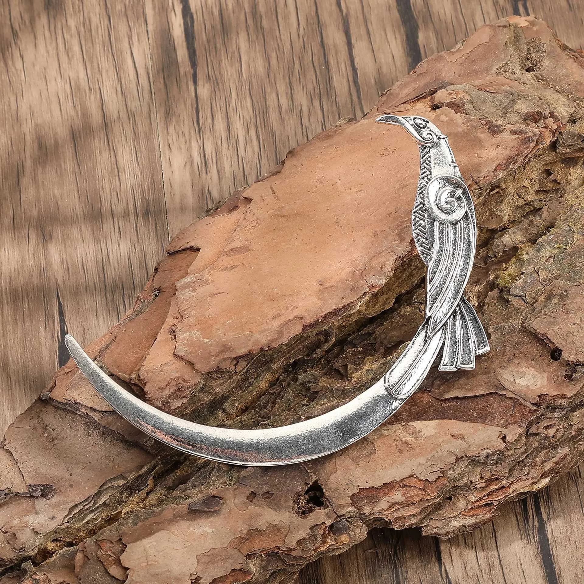 1pc niche design in the shape of a crescent Uccello Design cable Hair clip for women's alloy hair Exaggerated personality Copricapo for role parties