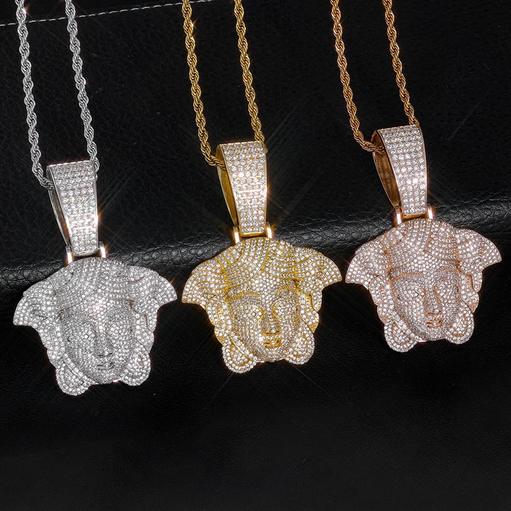 Collana con Ciondolo NY Exquisite Iced Out in Ottone Placcato Oro 18K con Zirconia Cubica 5A, Gioiello Completamente Tempestato di Diamanti, Regalo Unisex