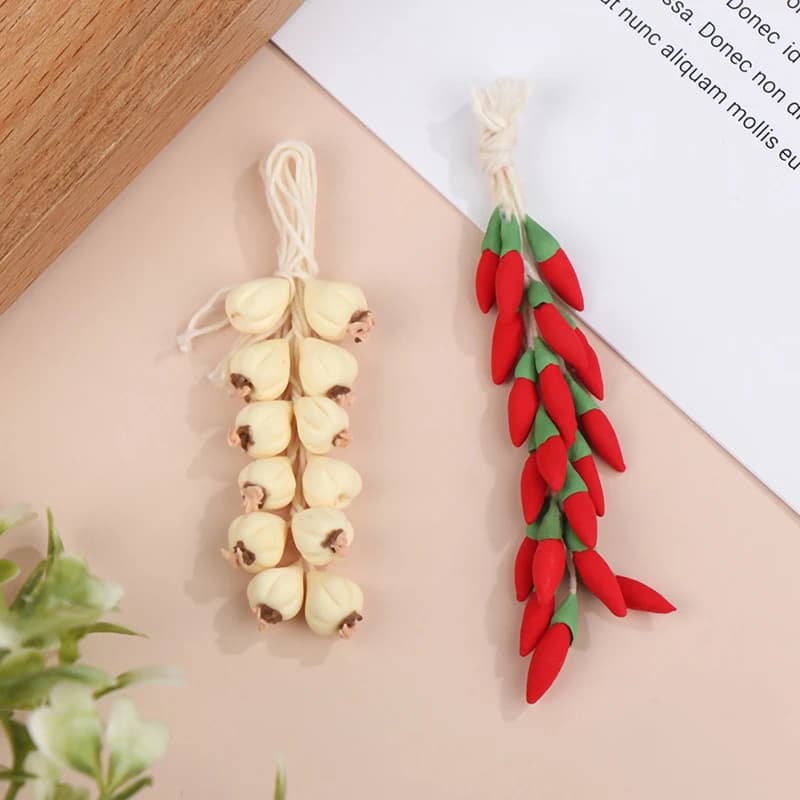 1Stringa 1:12 Casa delle bambole in miniatura Aglio Peperoncino Pepe Intera Stringa Condimento Cucina Modello alimentare Scena vivente Decor Giocattolo
