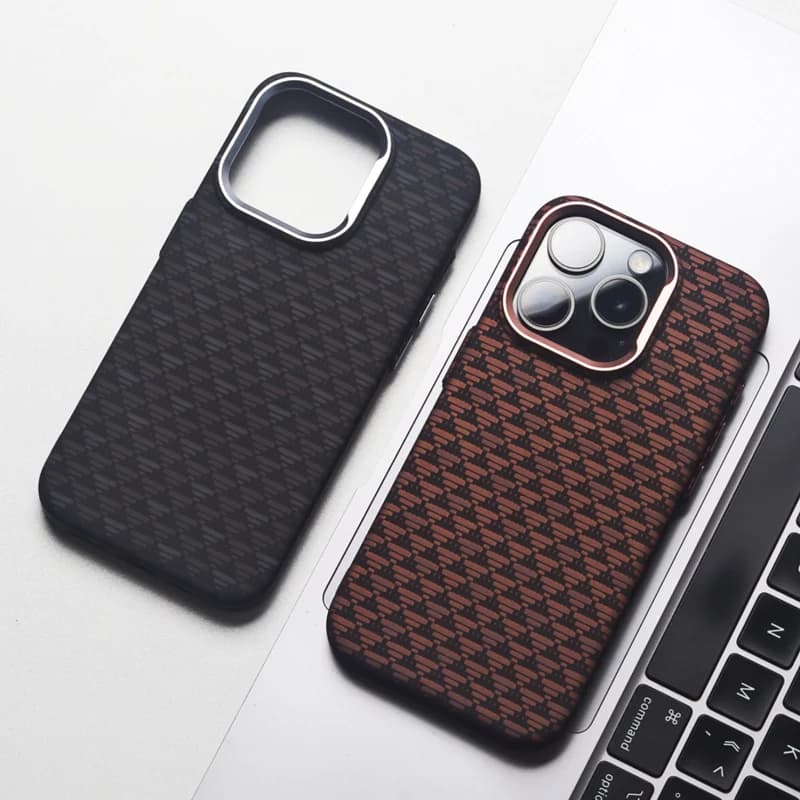Cover per iPhone 16 16 Pro Max 15 Pro 14 con Lente in Lega e Rilievo 3D, Texture in Fibra di Carbonio, Ricarica Wireless, Finitura Opaca, Compatibile con MagSafe
