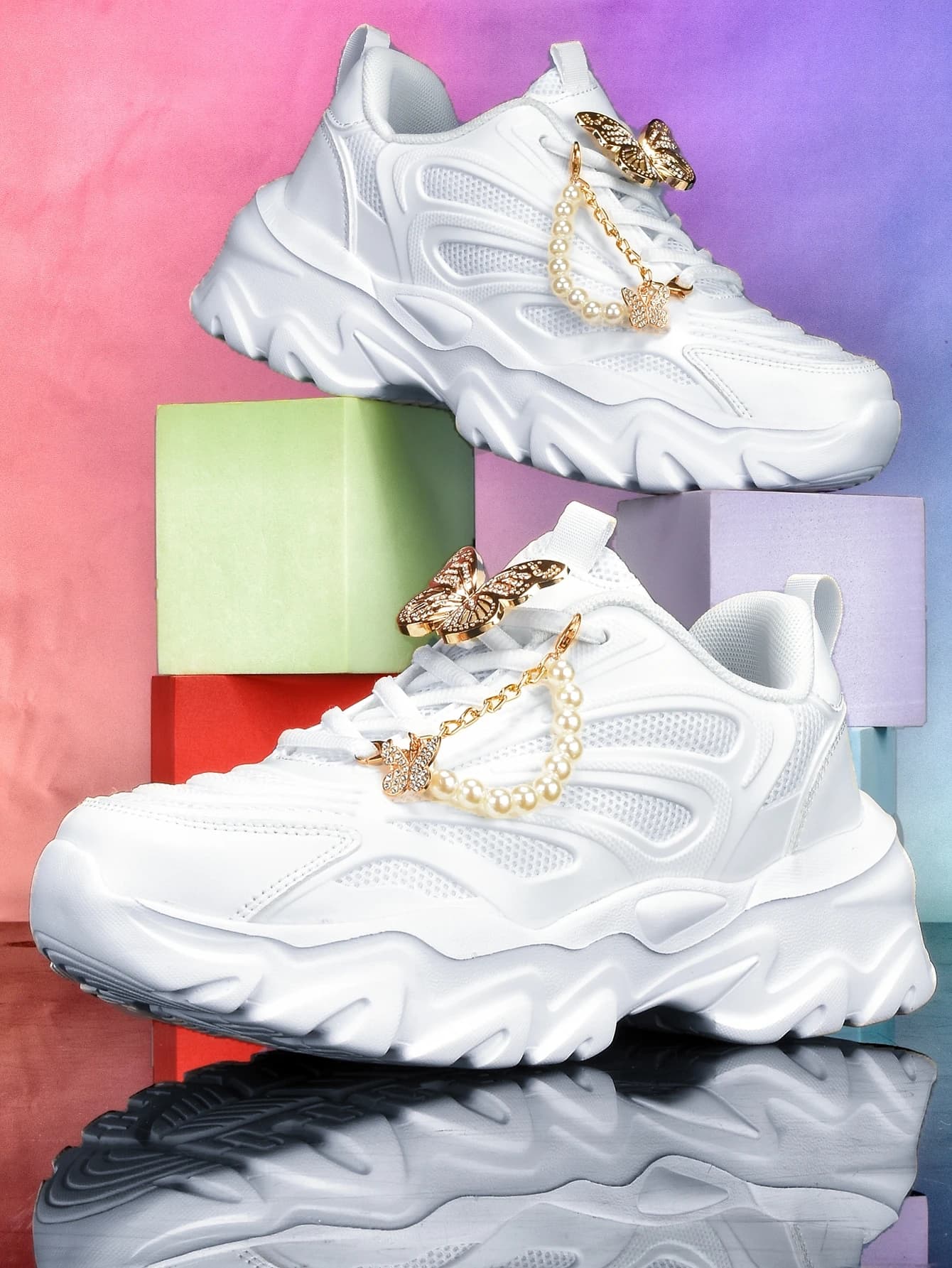 Scarpe da donna con suola spessa e rialzo di 5 cm, stile Y2K Sweet-Cool, con decorazione staccabile a catena di perle e farfalle dorate, suola irregolare in EVA traspirante, sneakers casual bianche, trendy per l'uso quotidiano, design unico, stile Sweet Girl, versatili per studentesse, scarpe da donna comode con suola morbida
