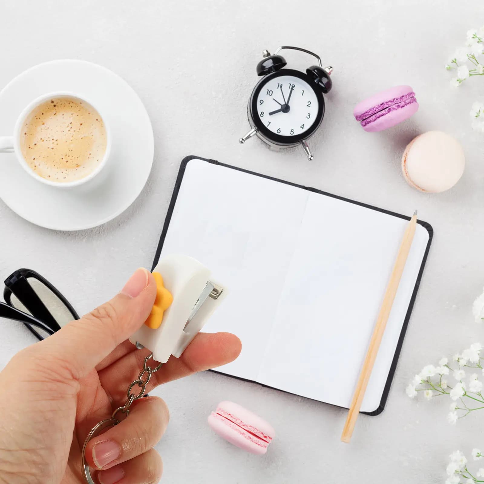 1 Set Mini Cucitrice Compatta Leggera per Ufficio, Piccola Cucitrice Portatile per Scuola Casa Scrivania, Simpatici Articoli di Cancelleria per Cucitura