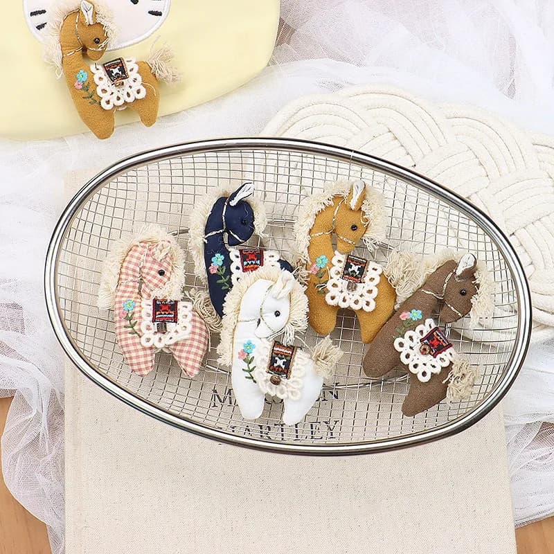 Simpatico spilla scozzese con pony, tessuto farcito fatto a mano, spilla con animali ricamati, cavallo cartone animato Kawaii per abbigliamento per bambini, accessorio per capelli