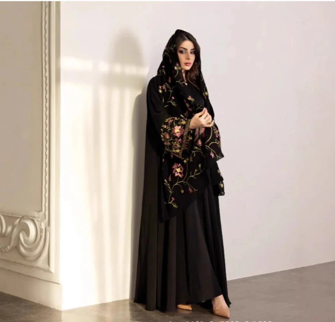 Abito Modesto 2026 Nuovo Stile Lusso Abbigliamento Islamico Abaya Aperta sul Davanti con Maniche Ricamate a Fiori Nera con Sciarpa