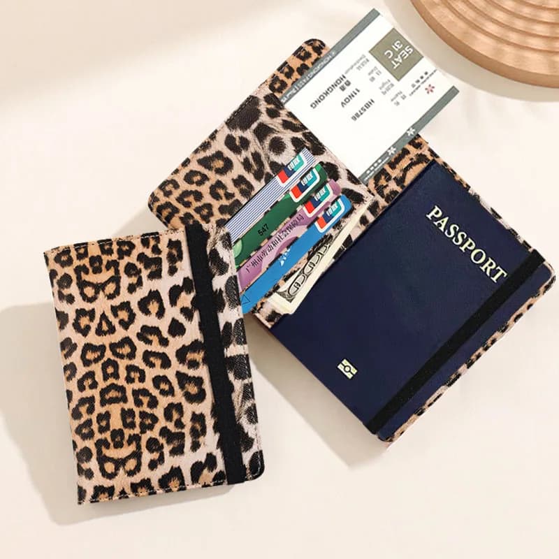 Porta Passaporto Impermeabile con Fascia Elastica, Protezione RFID Integrata, Stampa Leopardata, Accessori da Viaggio