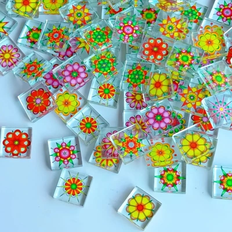100/200 Grams of Transparent Mosaic Material, 2.3*2.3cm Colorful Printed Mosaic Glass Pieces, Suitable for DIY Handmade Candle Holders, Coasters, Photo Frame Inlay Materials, Children's Art Crafts, Glass Squares for Cr