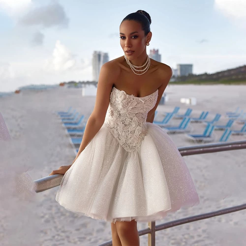 Abito da sposa corto a prezzi accessibili - Gonna in tulle lucido con applicazioni in pizzo, orlo arricciato - Perfetto per matrimoni casual